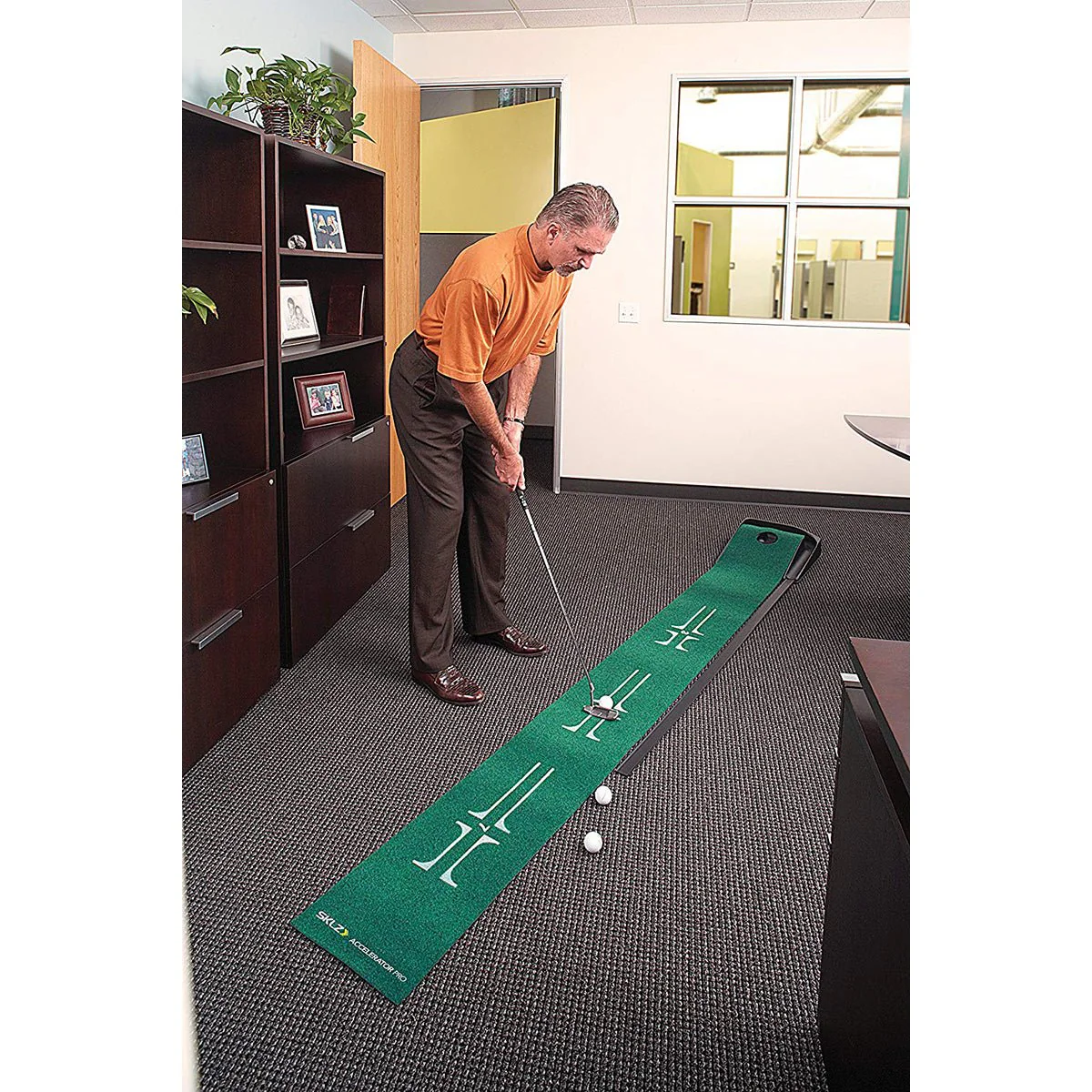 SKLZ Golf Accelerator Pro Putting Mat with Ball Return - Green - Image 2
